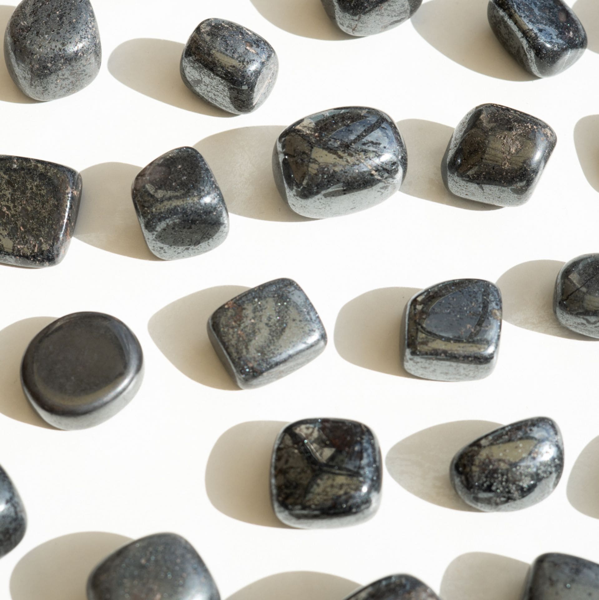 Pierre Roulée Hématite – Force et Ancrage