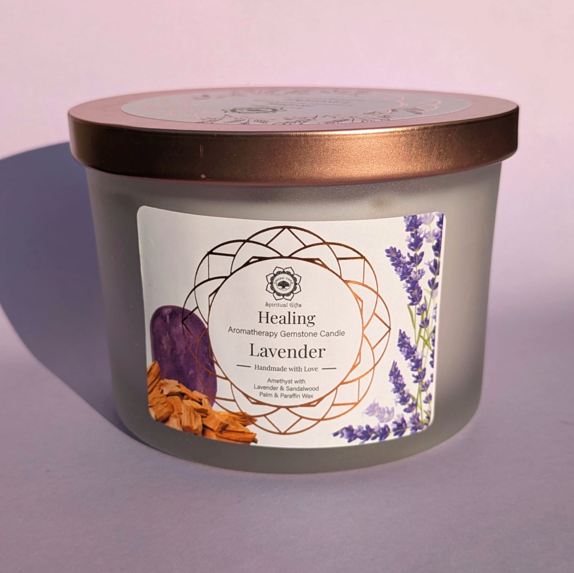 La rencontre entre la sagesse de l’Améthyste et la douceur de la Lavande offre un rituel de calme absolu, propice à la détente et à la méditation.