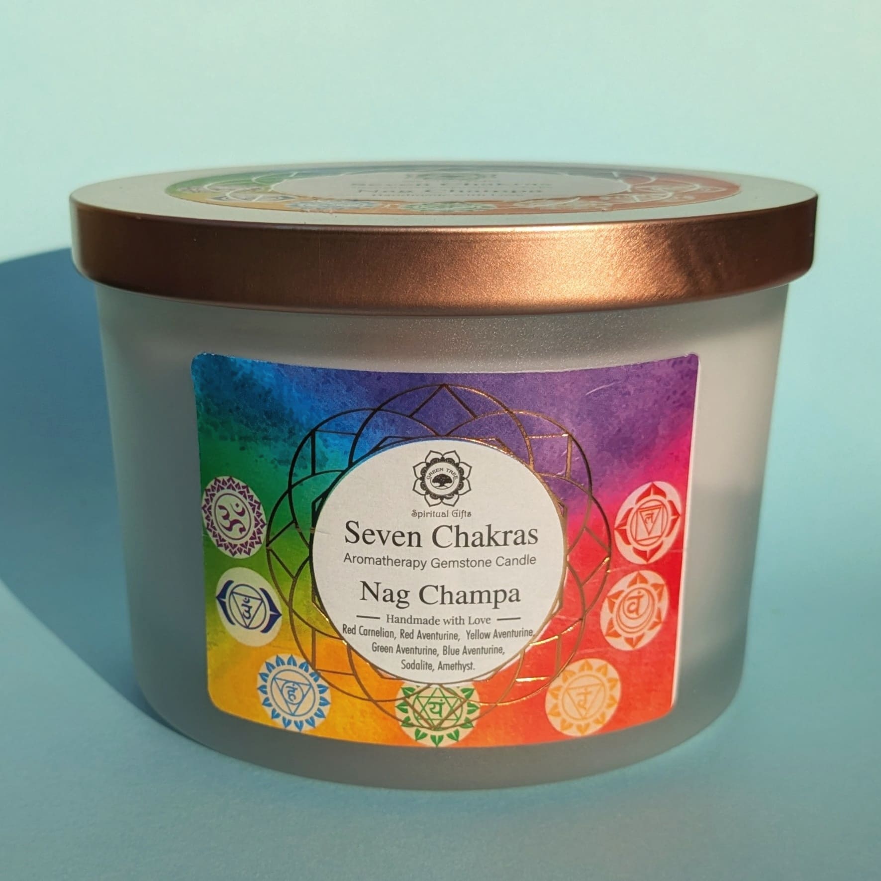 Cette bougie de 256g et mèche en bois allie les vertus des sept pierres à la senteur sacrée du Nag Champa, cette bougie guide vers l’équilibre global et la paix intérieure.