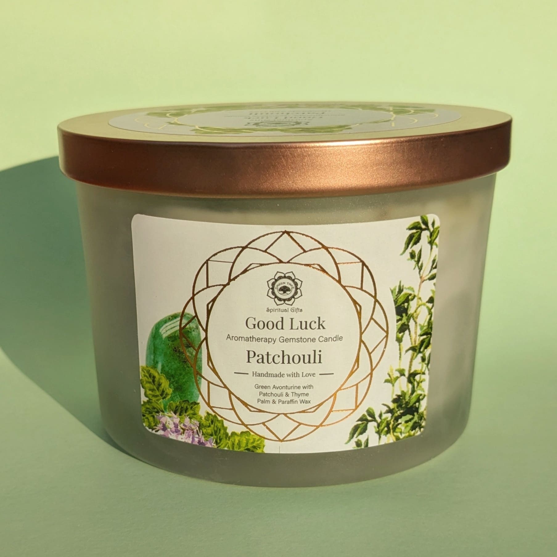 L’union du Patchouli et de l’Aventurine verte harmonise le corps et l’esprit, créant un cocon de chance et de sérénité durable.