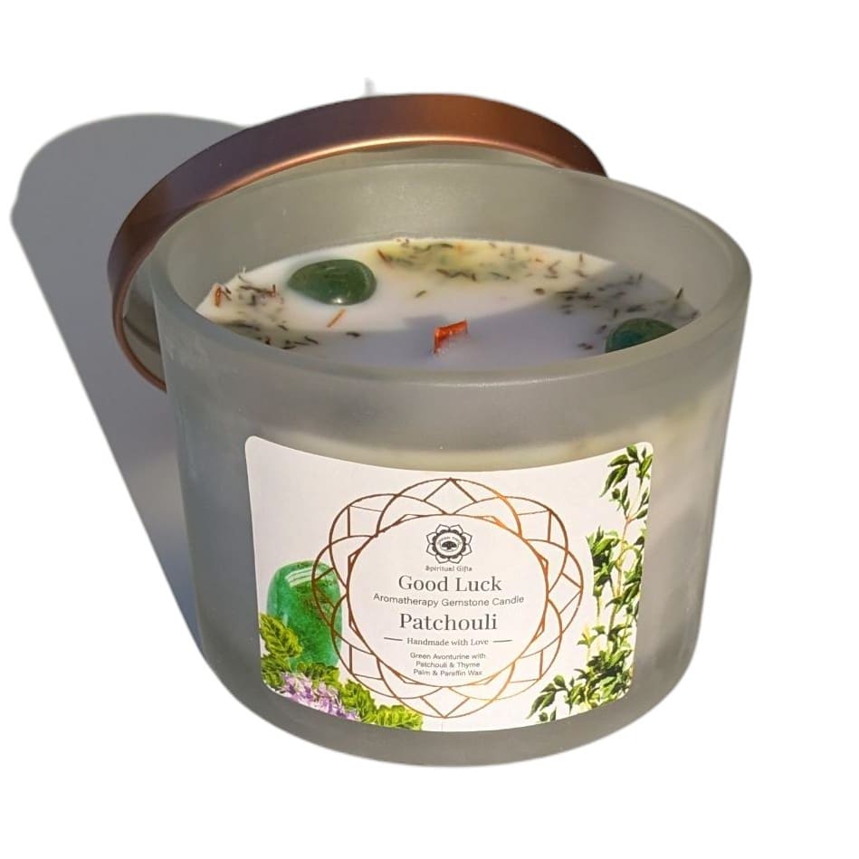 Une bougie Aventurine Verte & Patchouli pensée pour attirer la chance et diffuser une énergie positive.