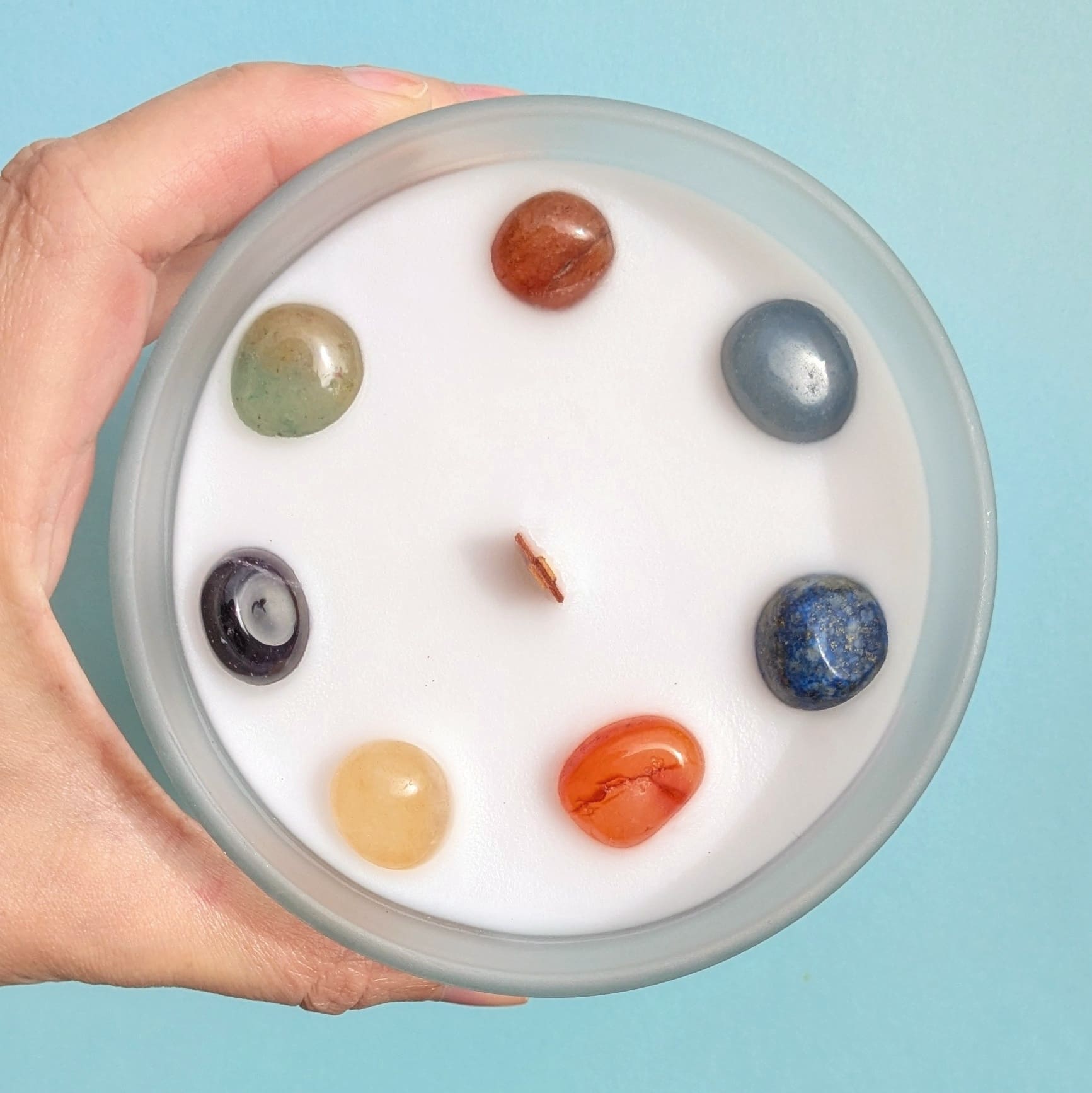 Les sept pierres réactivent chaque chakra, libèrent les blocages et ramènent harmonie et vitalité.