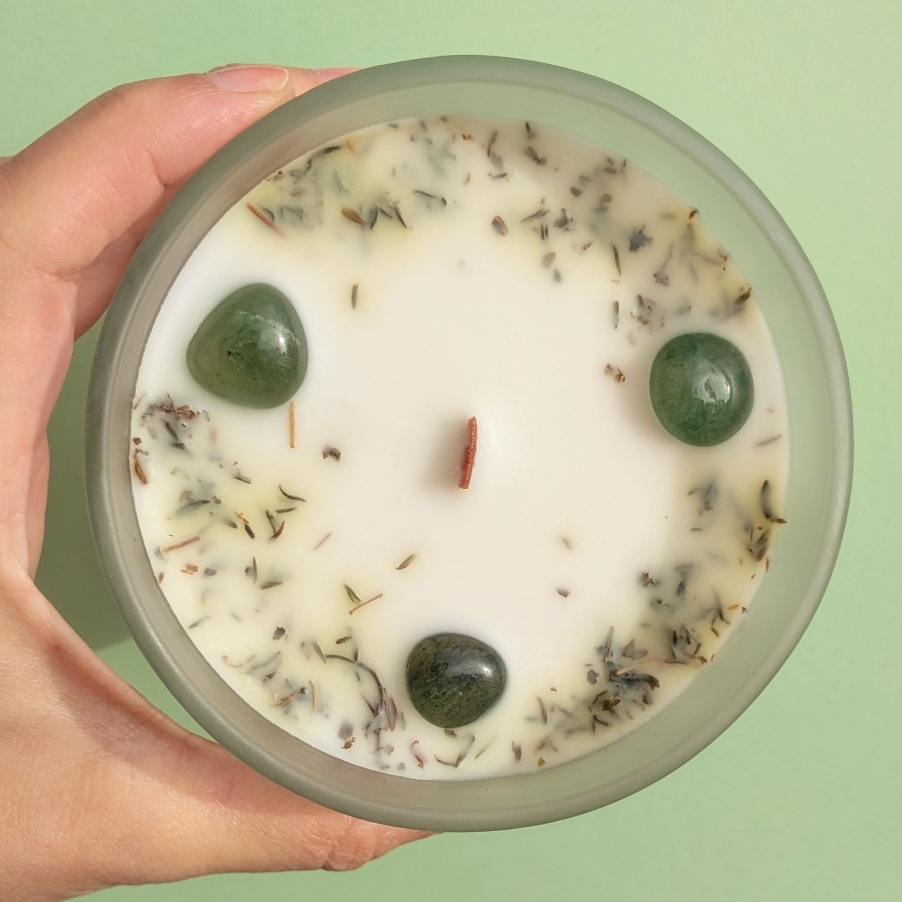 L’Aventurine verte favorise la confiance, l’optimisme et l’épanouissement intérieur.