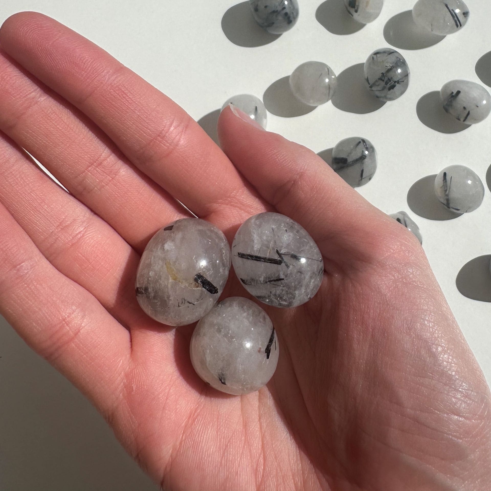 Cristal de Roche Tourmaline mains
