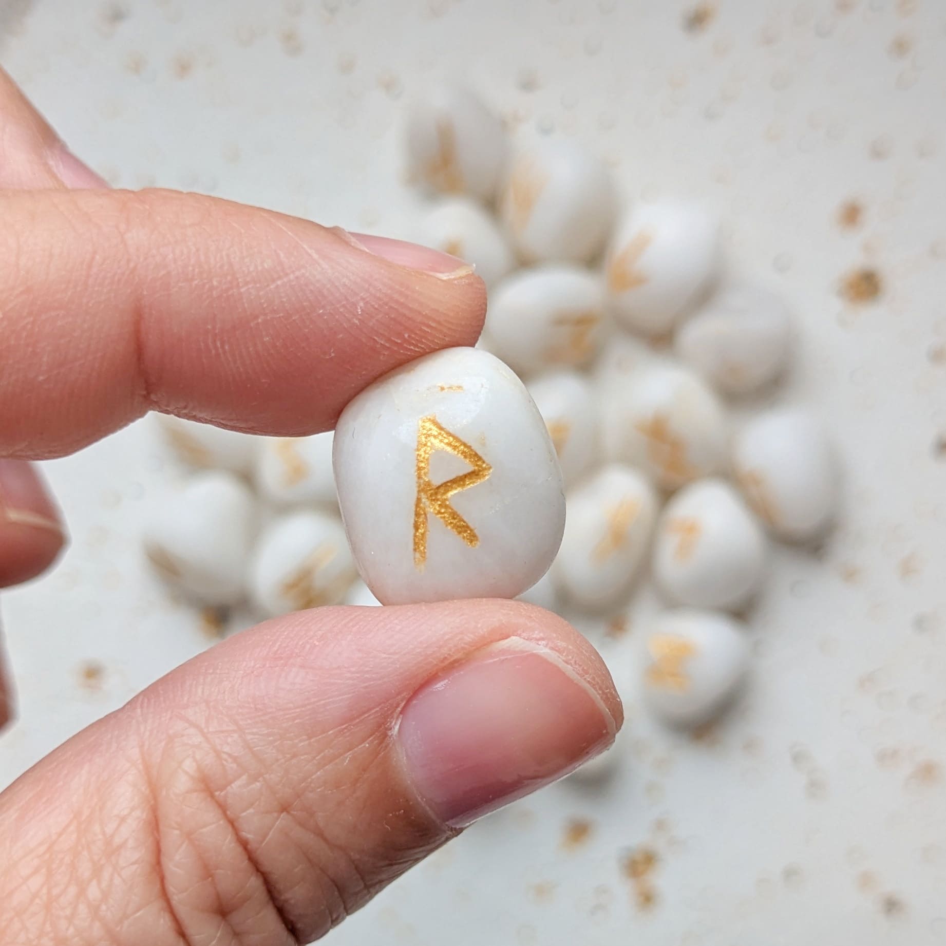 Jeu de runes en pierre agate blanche