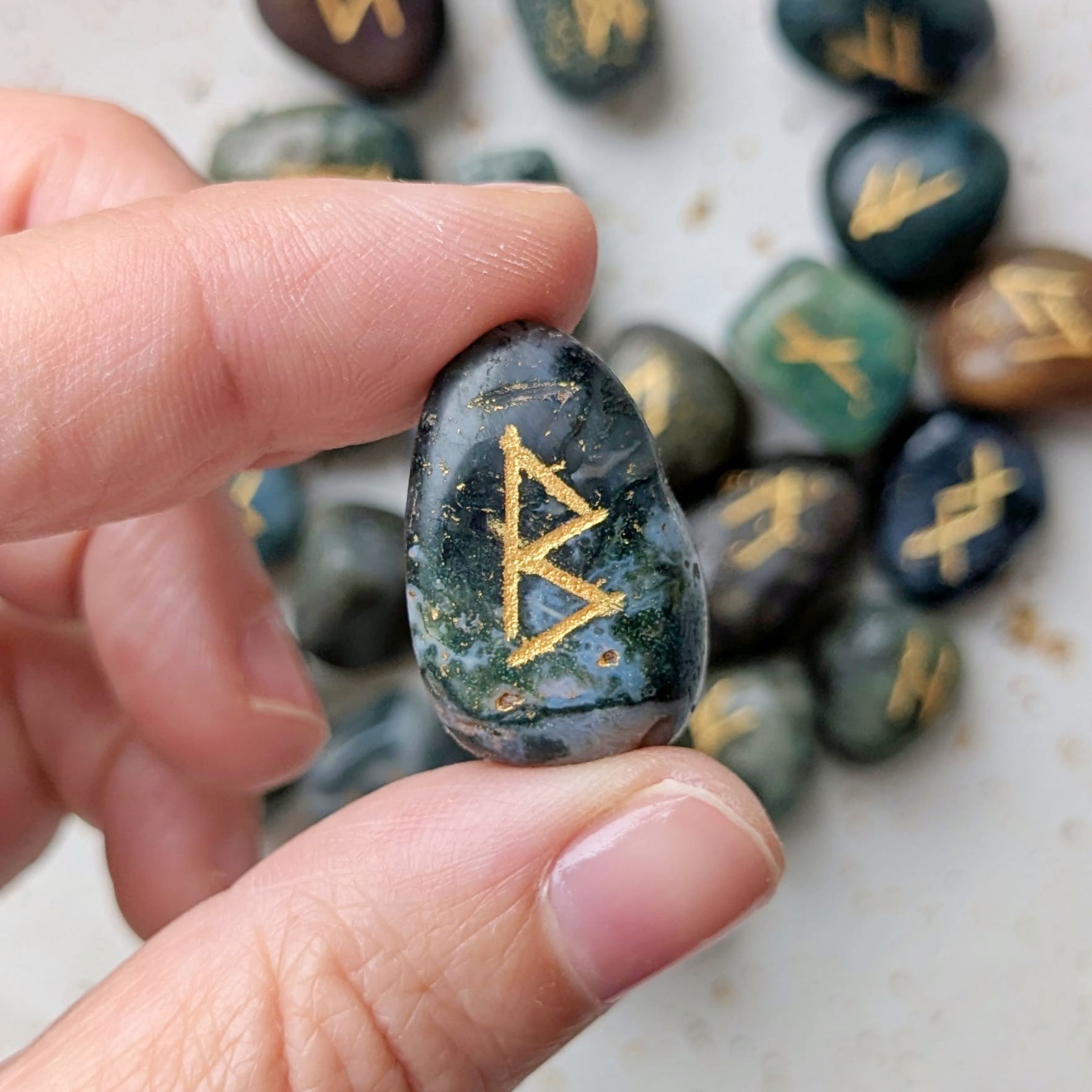 Jeu de runes en pierre agate mousse