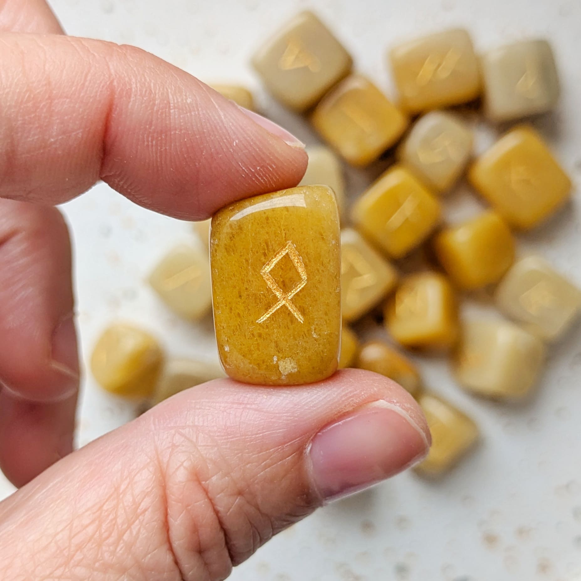 Jeu de runes en pierre aventurine jaune