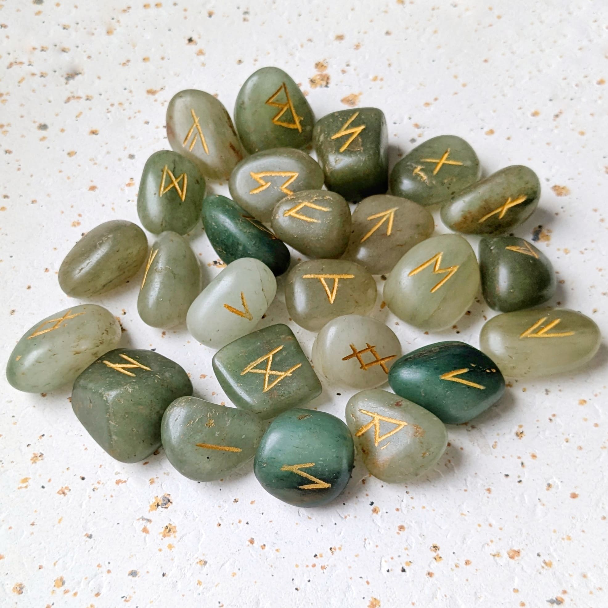 Jeu de rune en pierre aventurine verte
