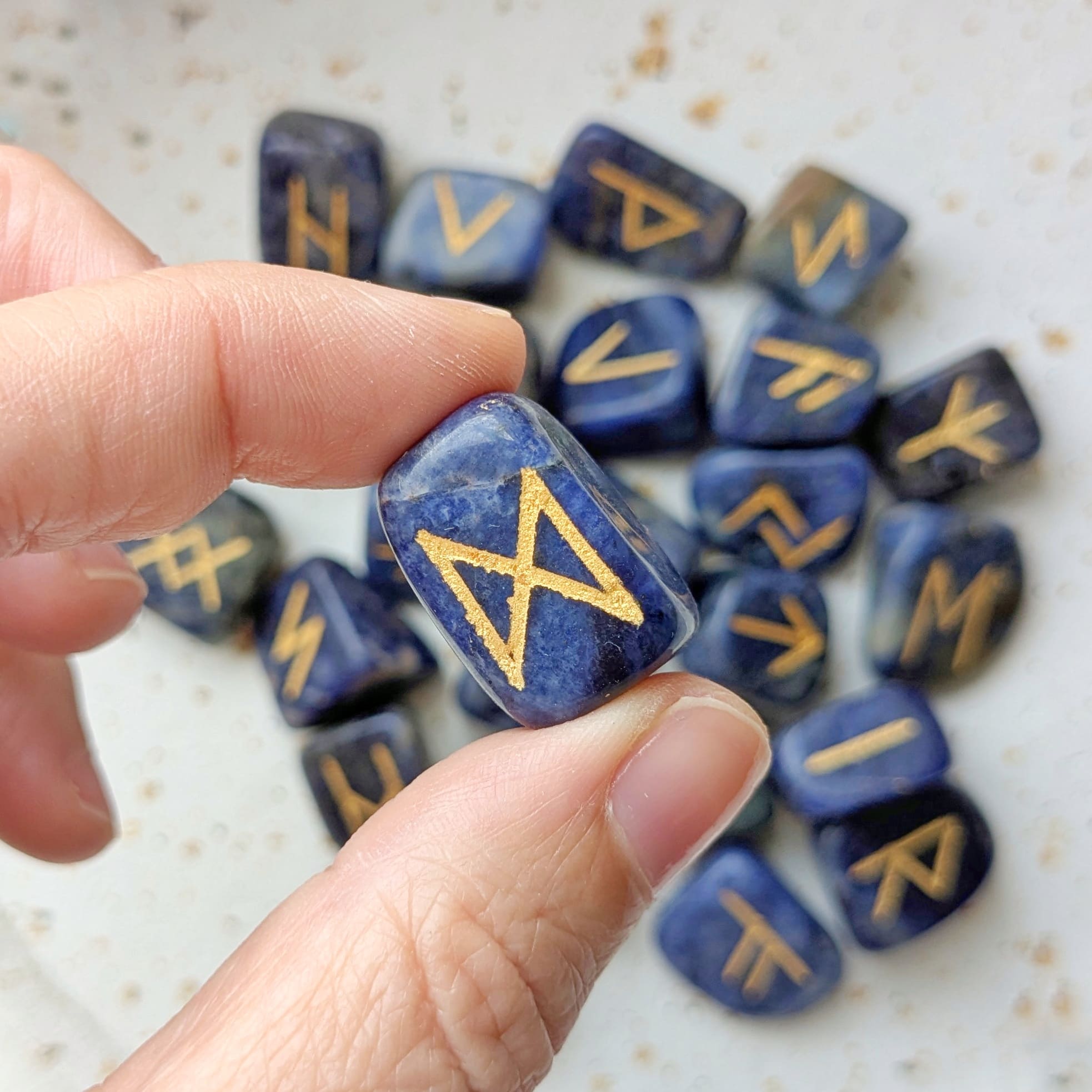 Jeu de runes en pierre sodalite