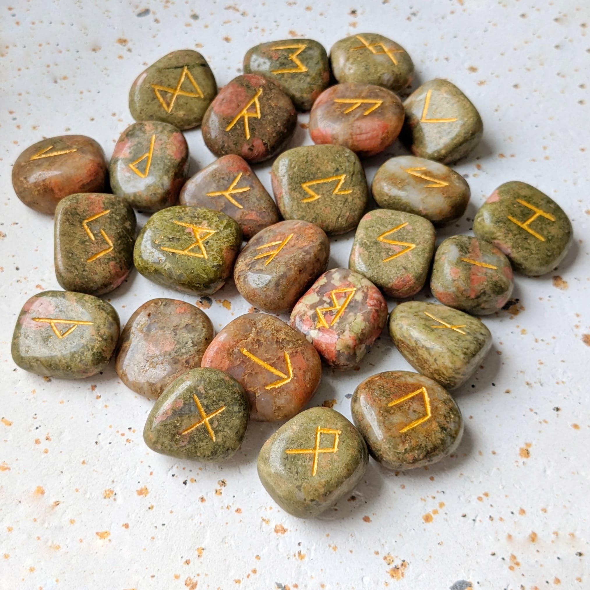 Jeu de runes en pierre unakite