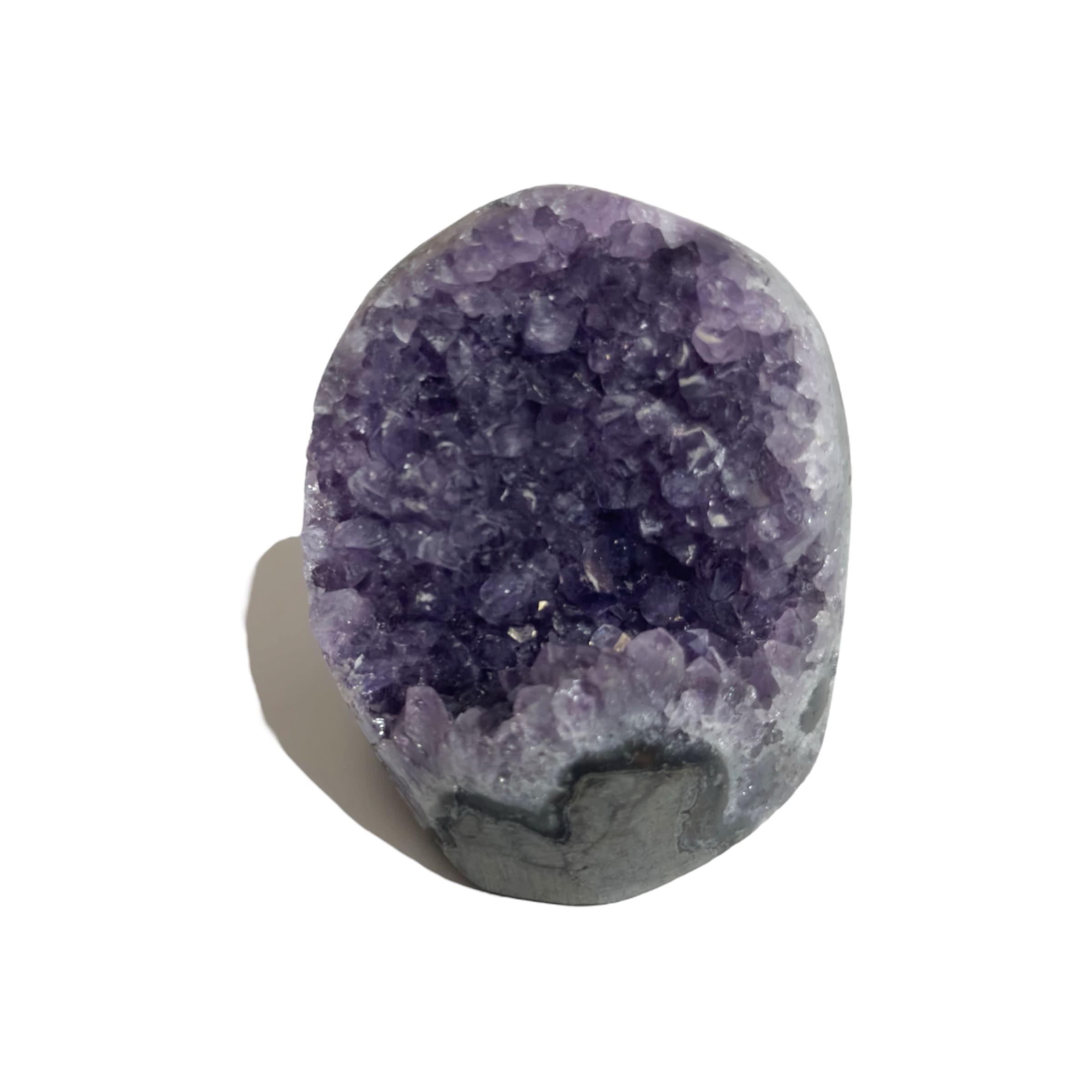 Découvrez la Géode d’Améthyste de 50 à 60 mm pour 40 à 60 g, une pièce naturelle aux cristaux violets intenses.