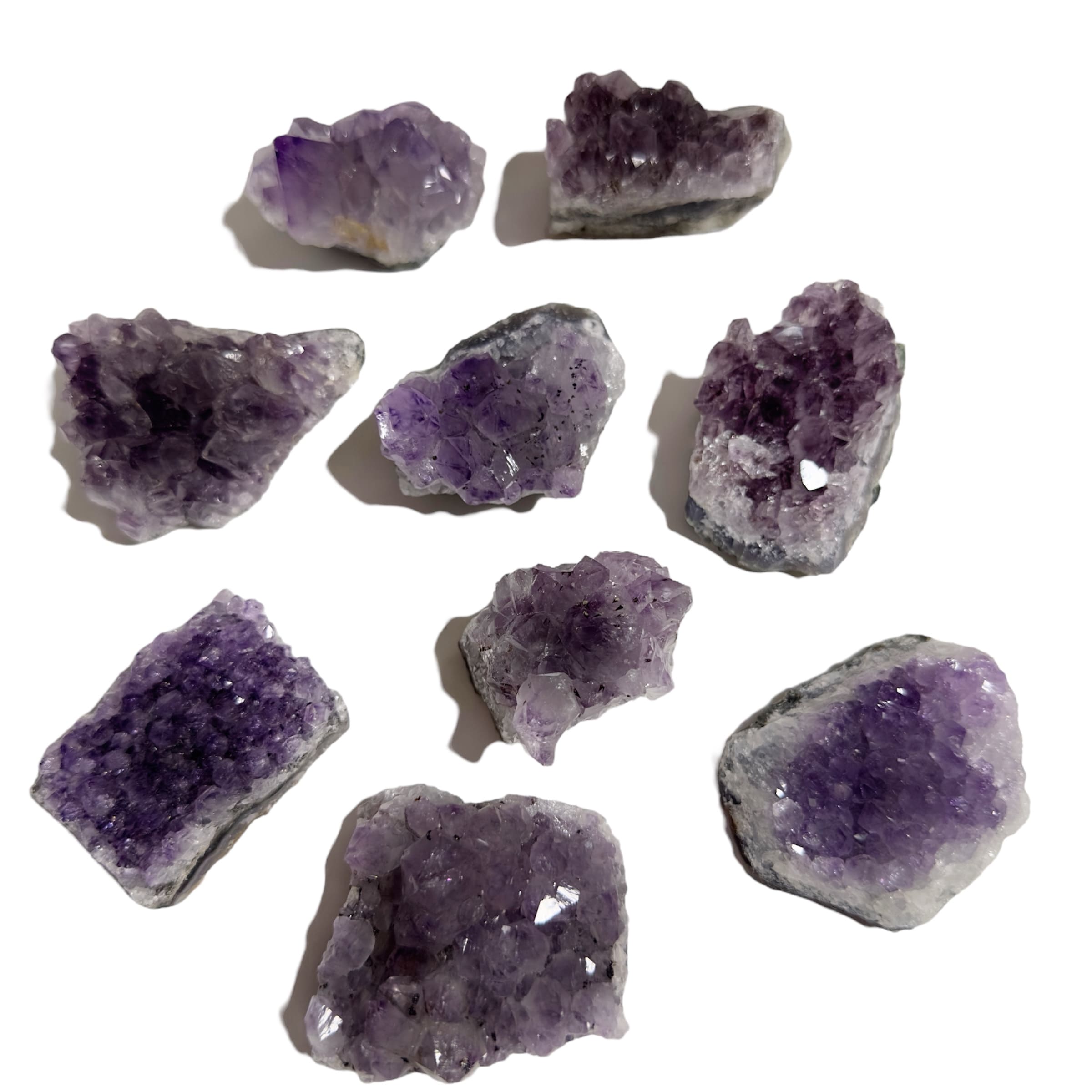 Druse d’Améthyste de 40 à 50 mm aux reflets violets profonds.