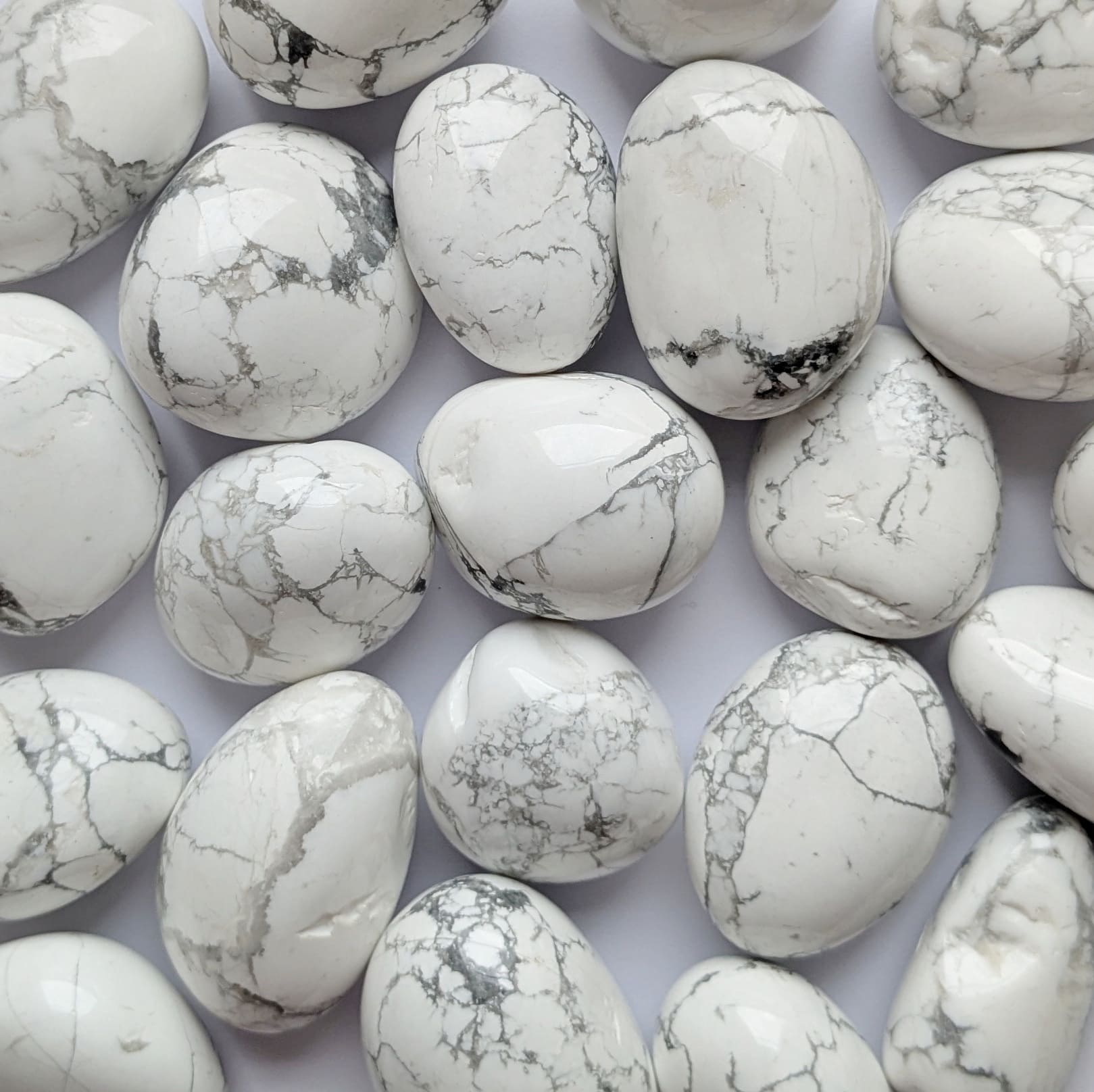 Pierre roulée howlite