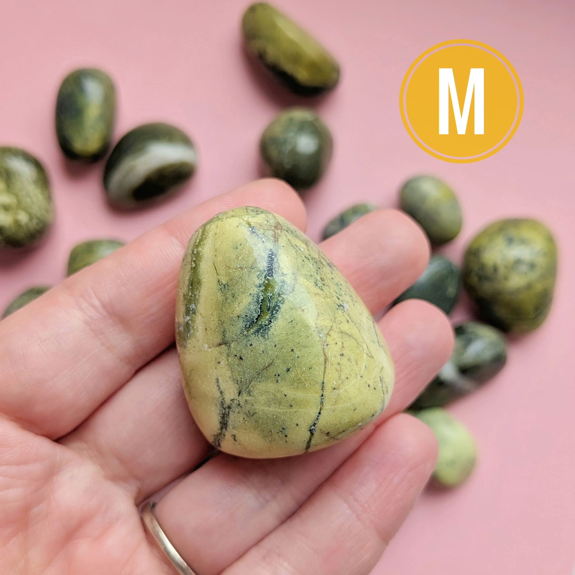 Serpentine en pierre roulée