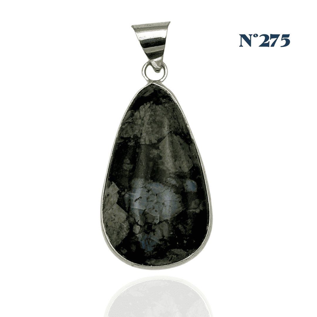 Pendentif en QueSera – Énergie et Adaptabilité