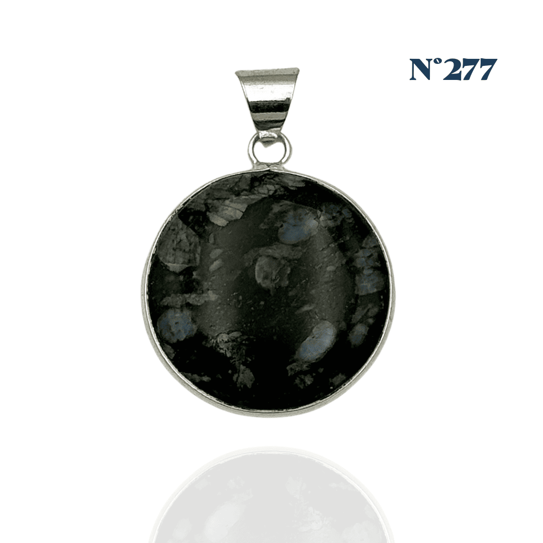 Pendentif en QueSera – Énergie et Adaptabilité