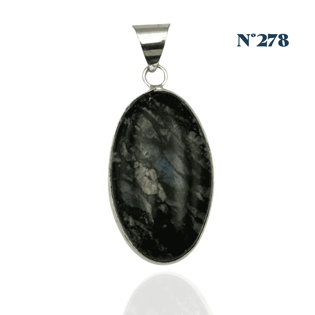 Pendentif en QueSera – Énergie et Adaptabilité