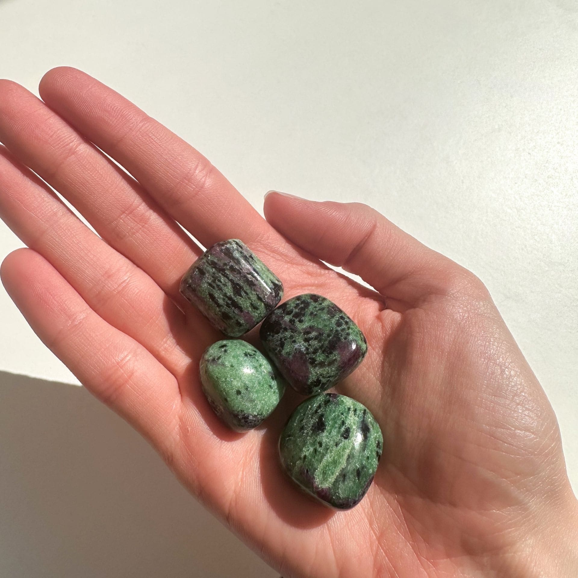 Rubis Zoisite mains