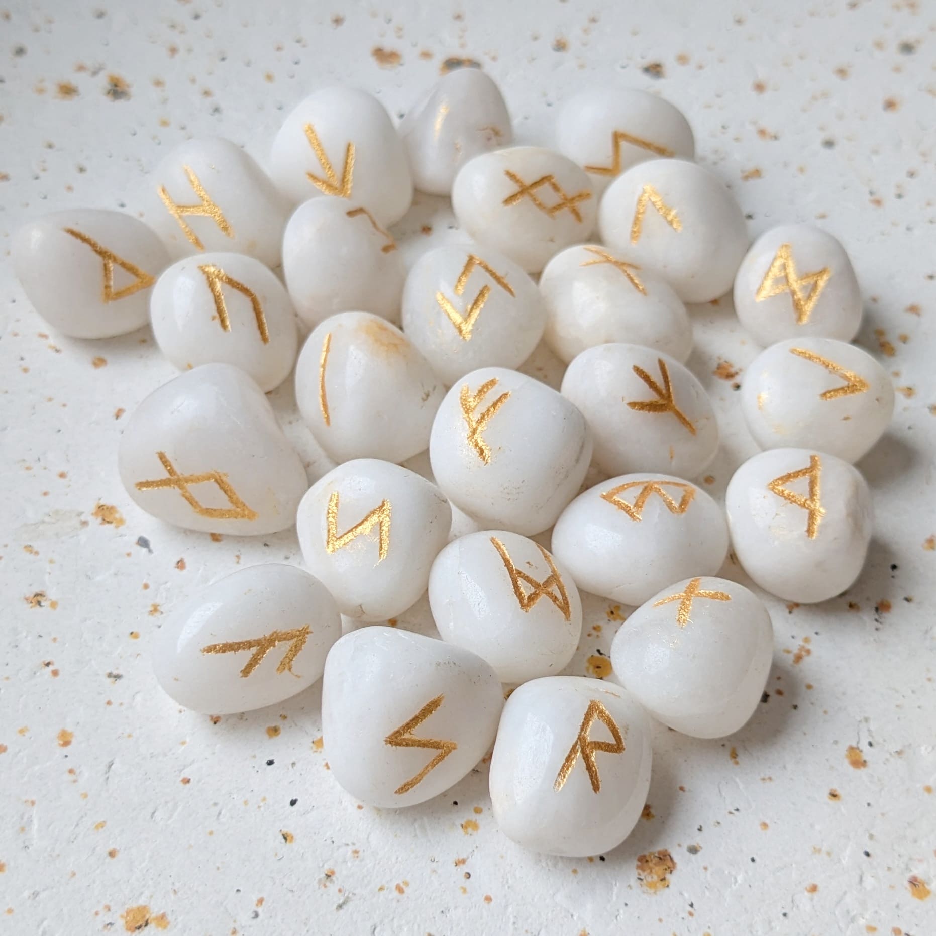 Runes viking en pierre agate blanche
