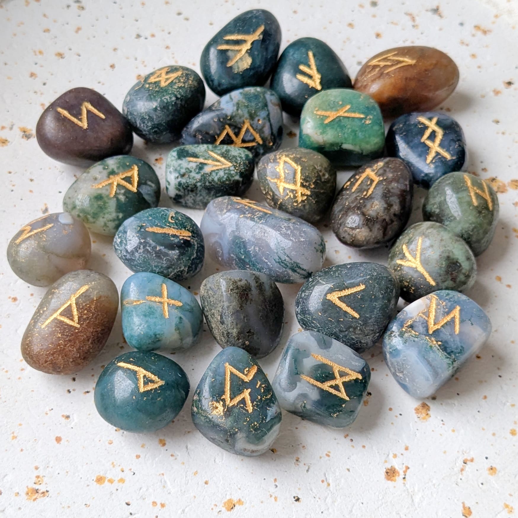 Rune viking en pierre agate mousse