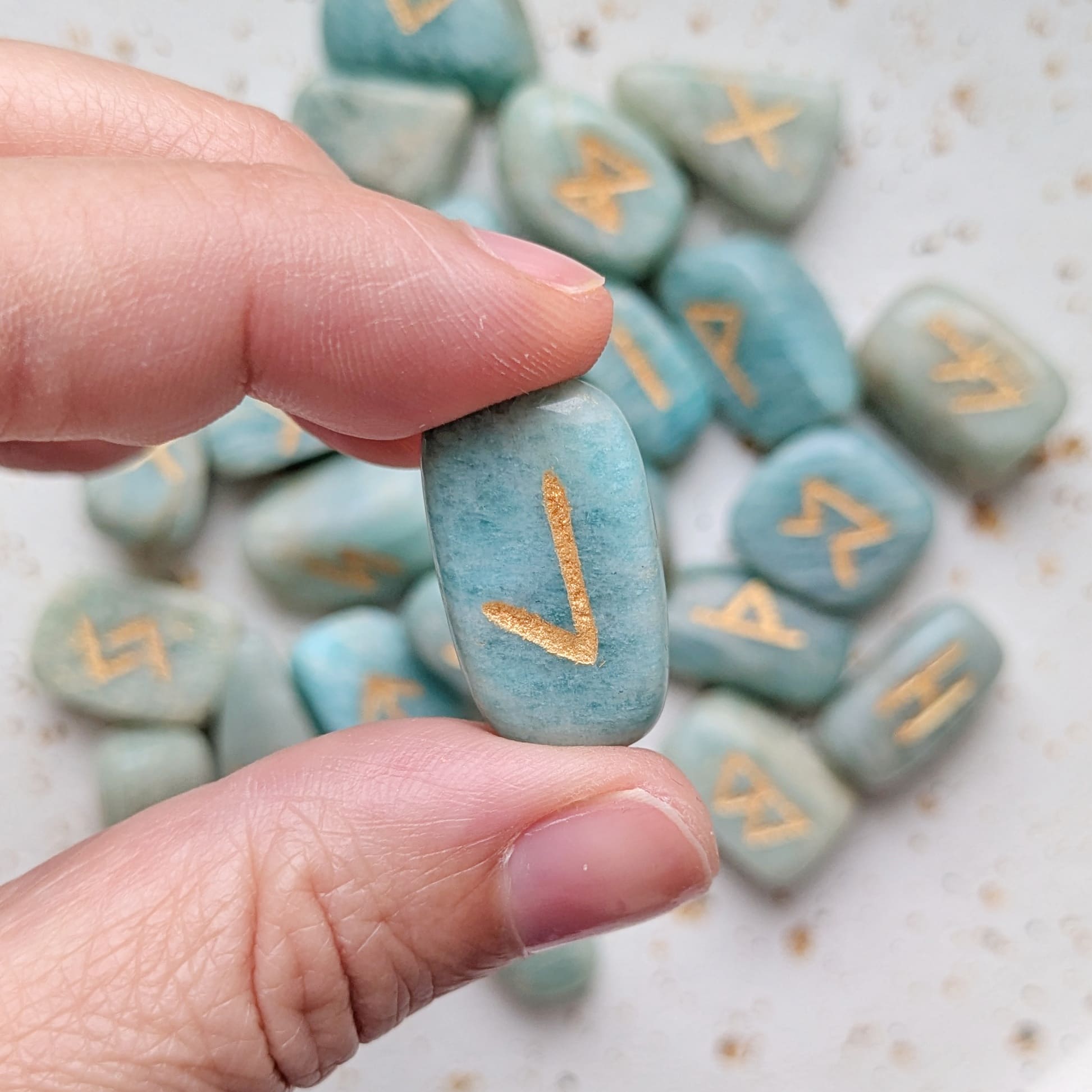 Jeu de runes en pierre amazonite