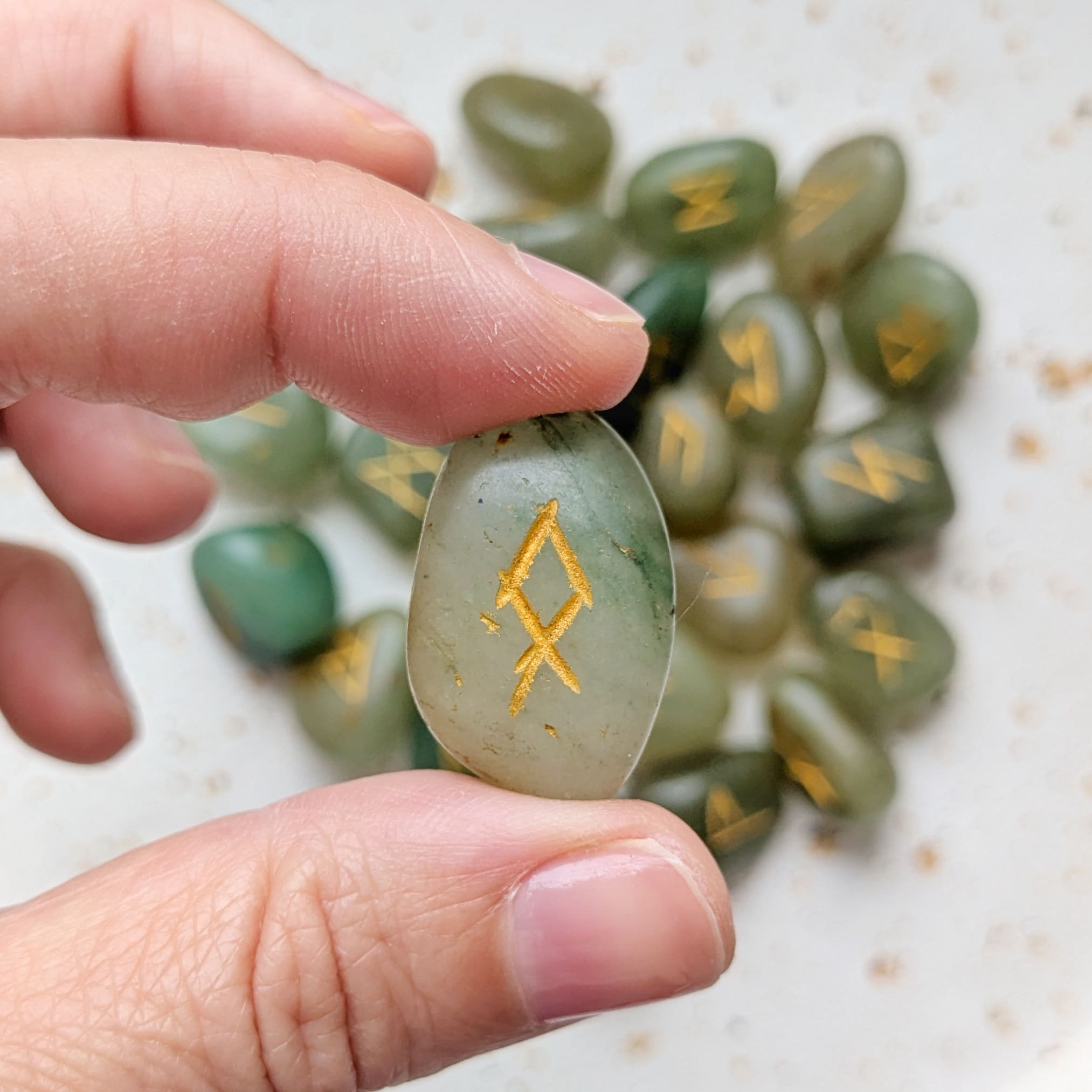 Runes viking en pierre aventurine verte