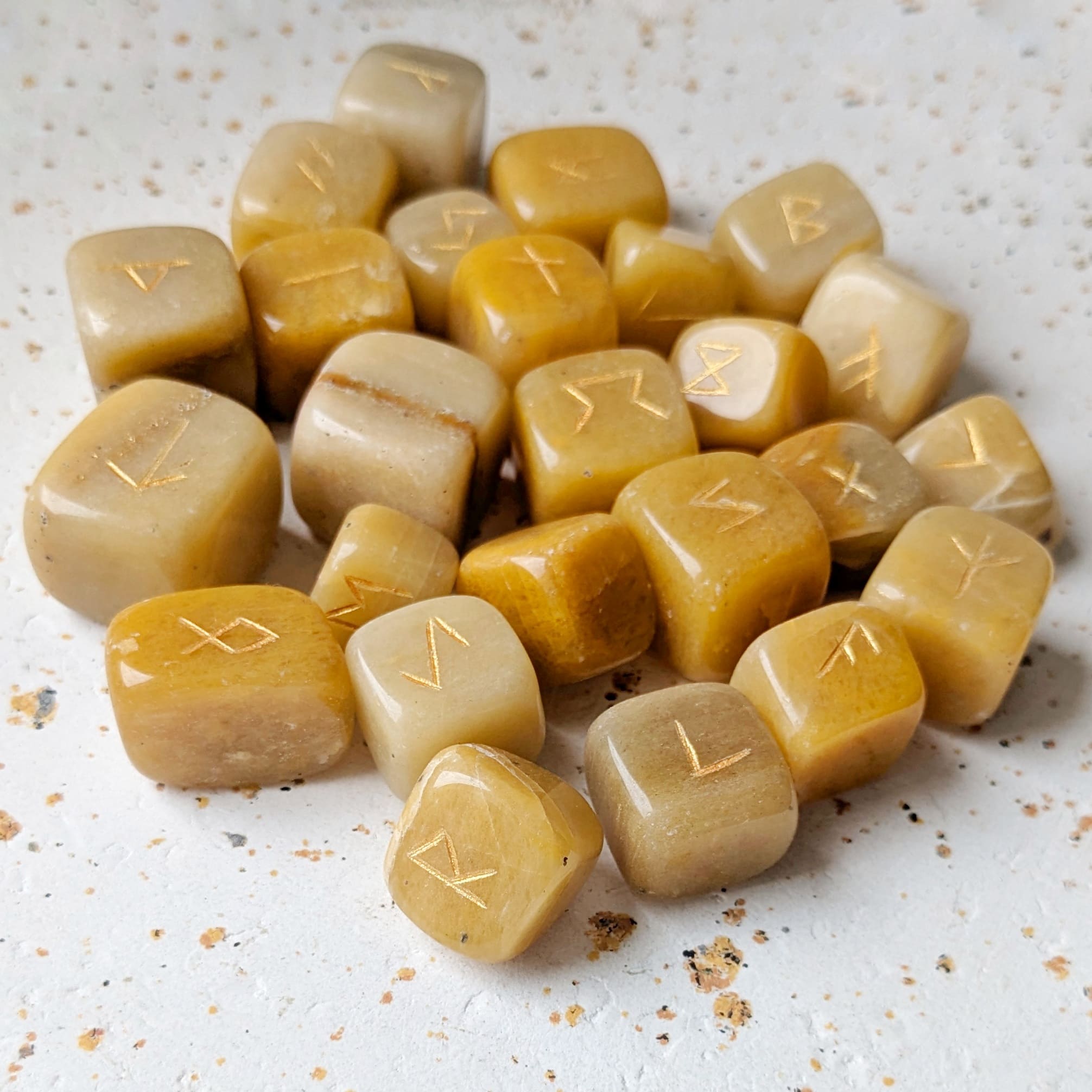 Runes viking en pierre aventurine jaune