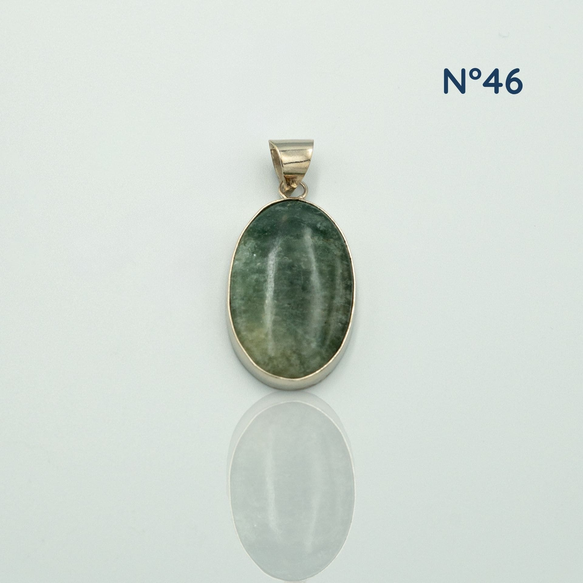 Pendentif en Serpentine – Ancrage et Renouveau