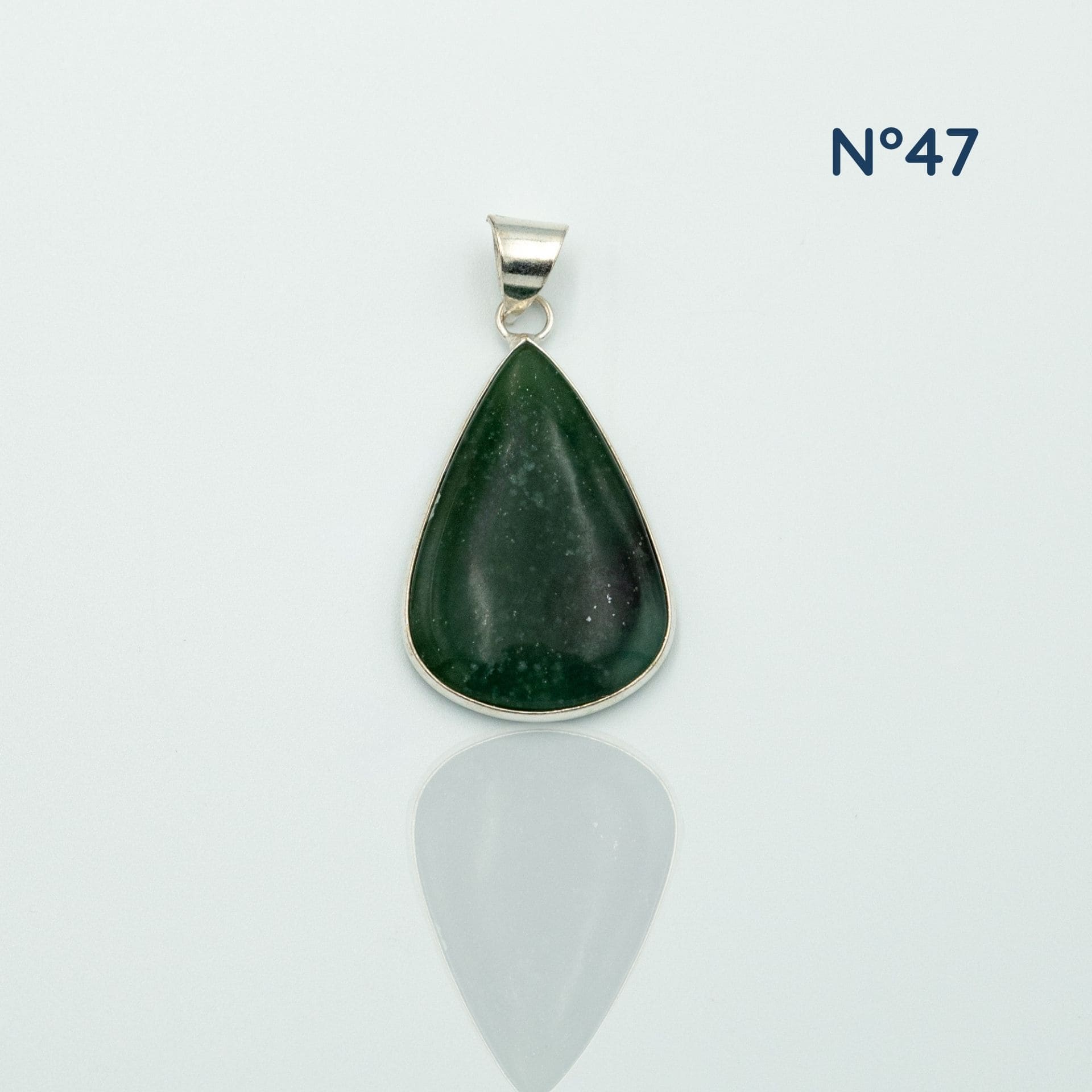 Pendentif en Serpentine – Ancrage et Renouveau