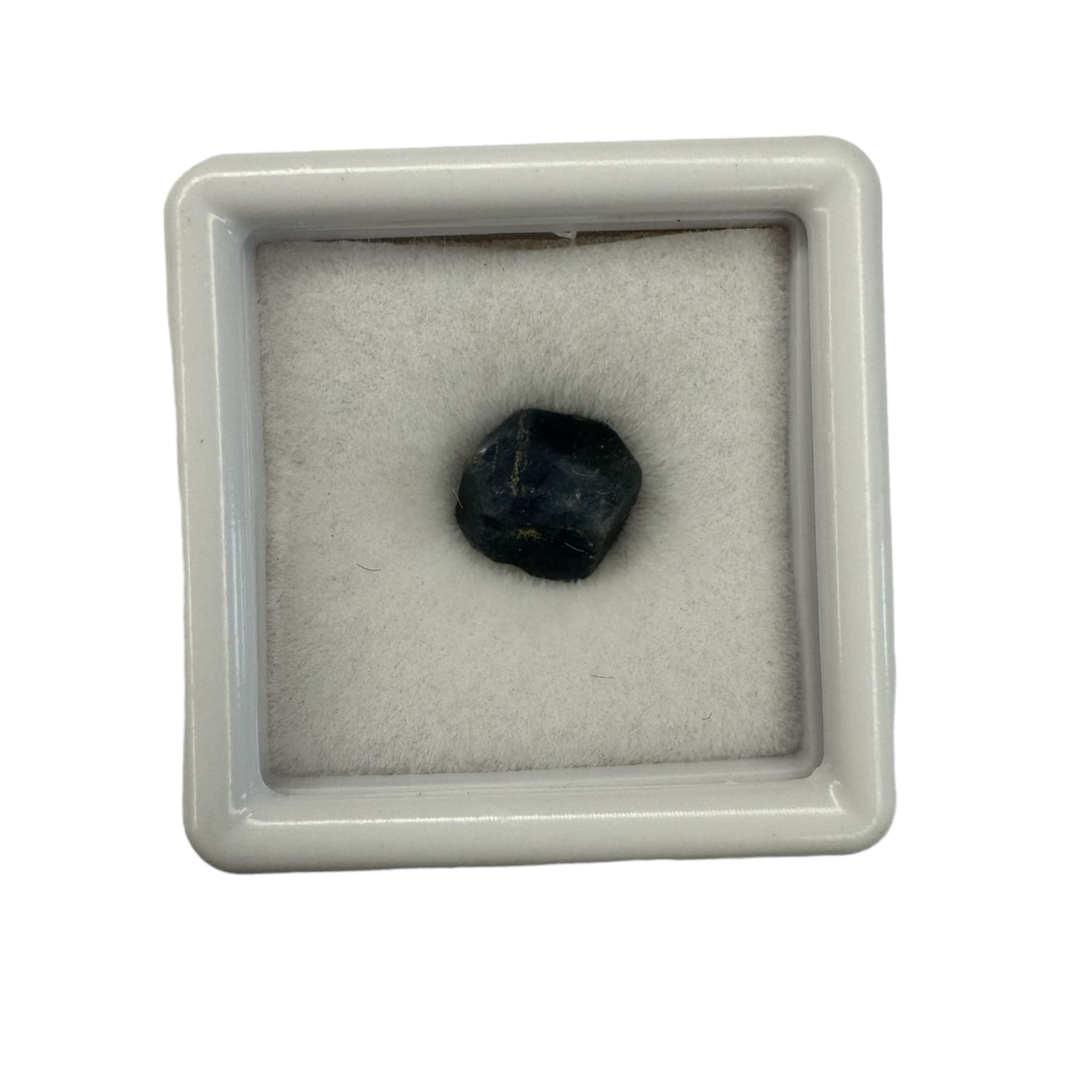 saphir brut dans une boite