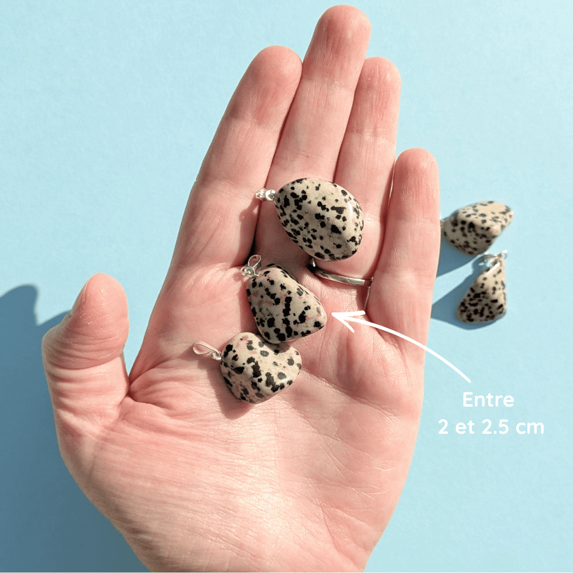 Pendentif en Jaspe Dalmatien Roulée – Équilibre et Joie de Vivre