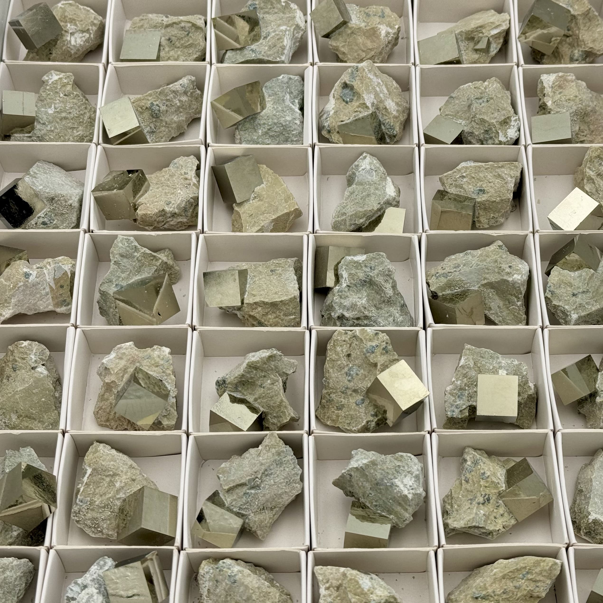 Pyrite Cube sur Matrice – Énergie et Structure Naturelle