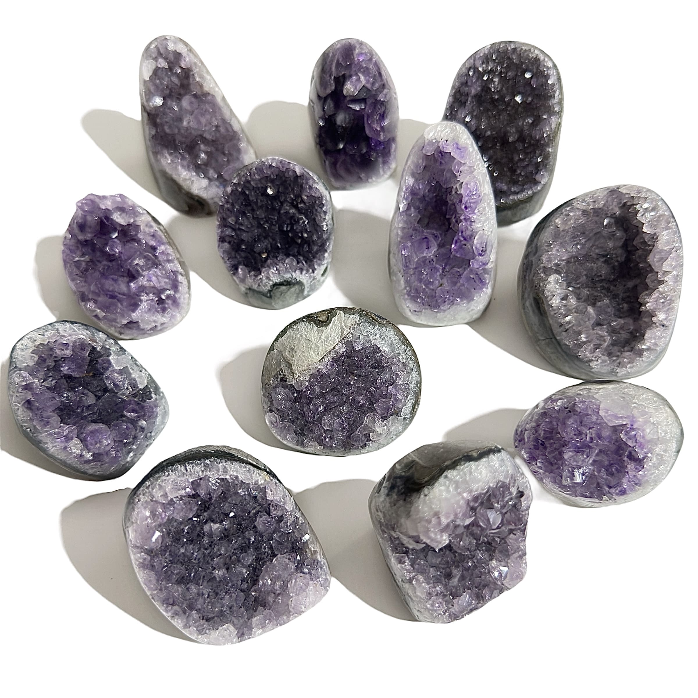 Découvrez la Géode d’Améthyste de 40 à 60 g, une pièce naturelle aux cristaux violets intenses provenant du Brésil.