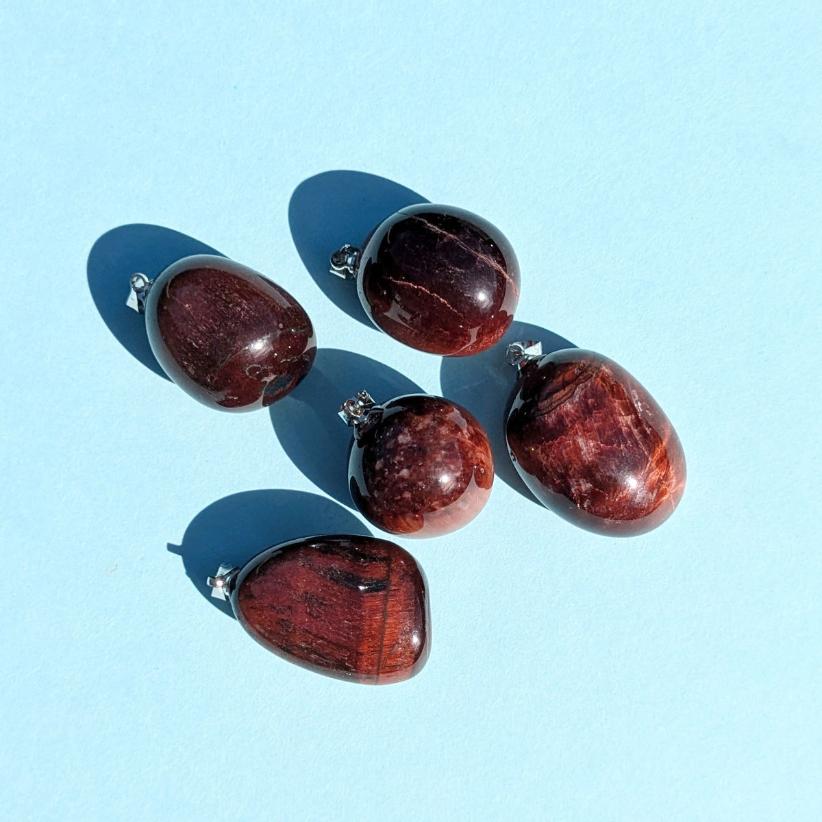 Pendentif en Œil de Taureau Roulée – Force et Protection