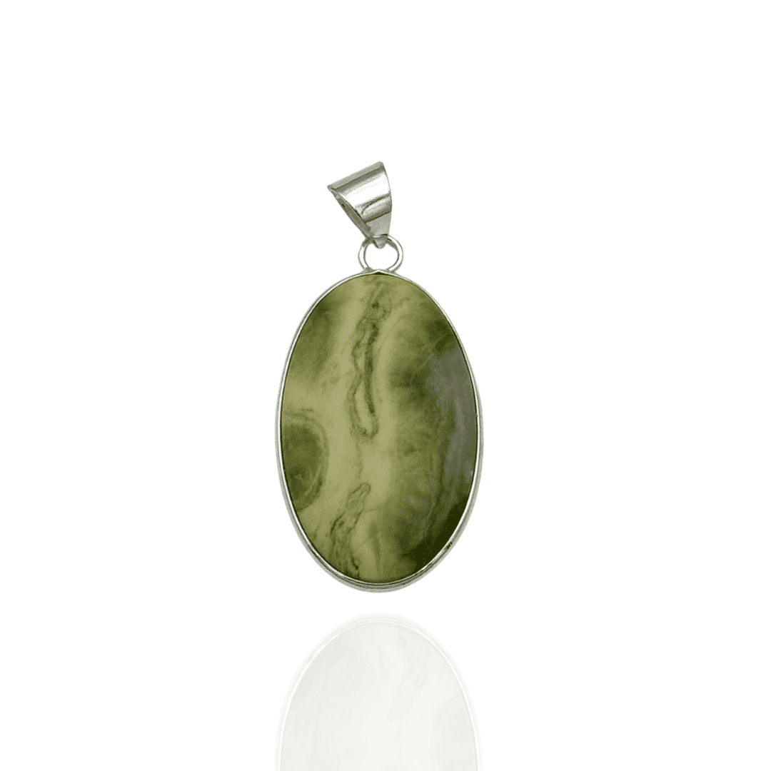 Pendentif en Serpentine – Ancrage et Renouveau
