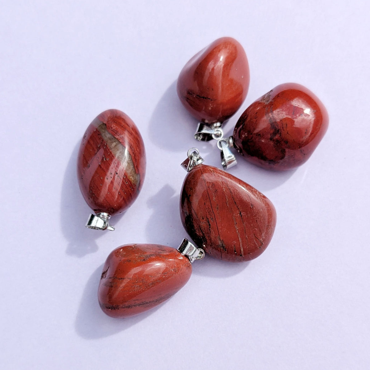 Pendentif en Jaspe Rouge Roulée – Vitalité et Ancrage
