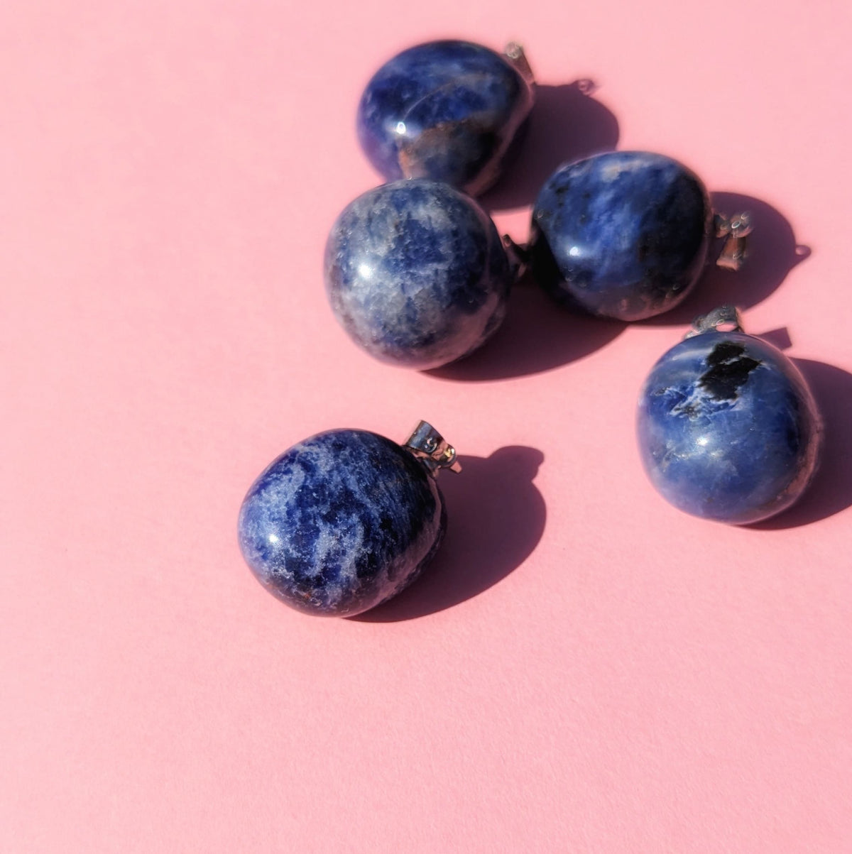 Pendentif en Sodalite Roulée – Clarté et Confiance en Soi