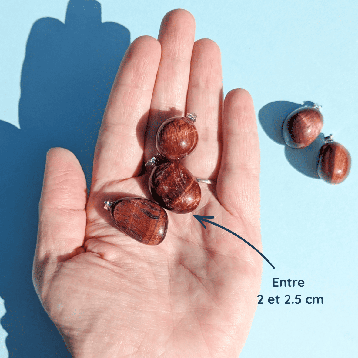 Pendentif en Œil de Taureau Roulée – Force et Protection