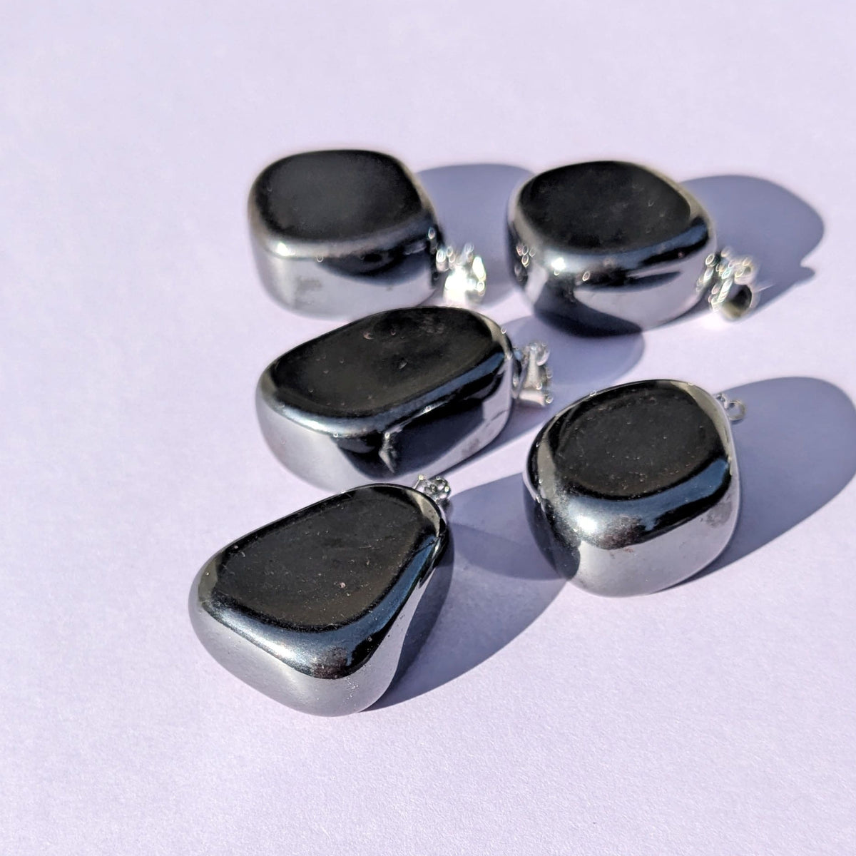 Pendentif en Hématite Roulée – Force et Ancrage