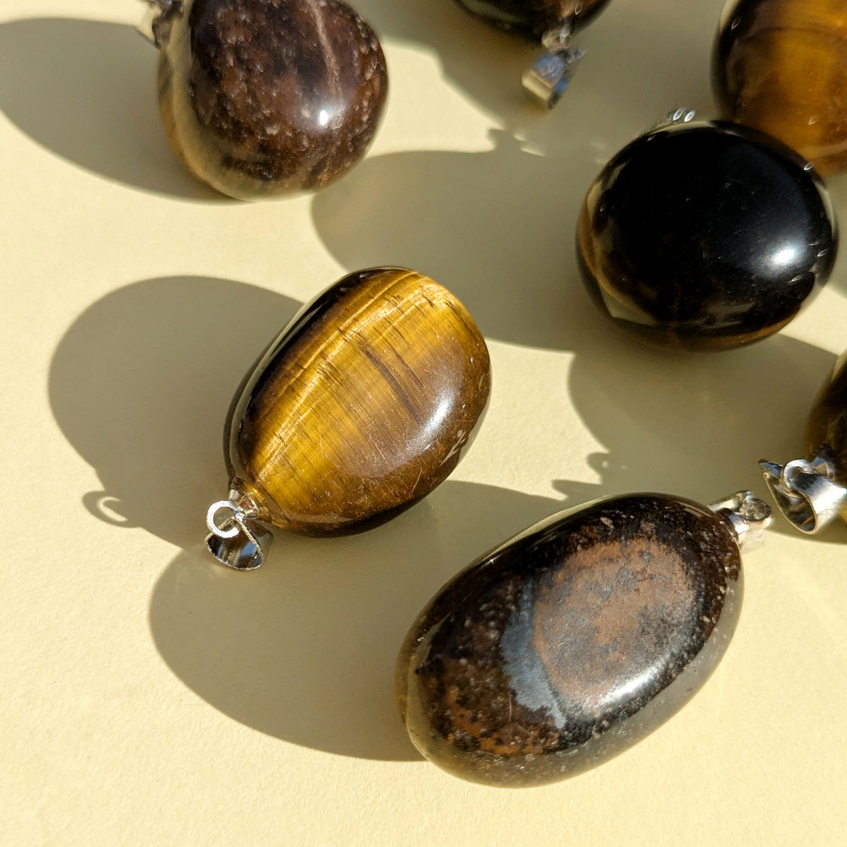 Pendentif en Œil de Tigre Roulée – Protection et Confiance en Soi