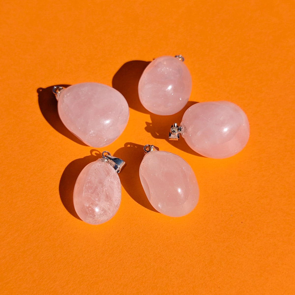 Pendentif en Quartz Rose Roulée – Amour et Douceur