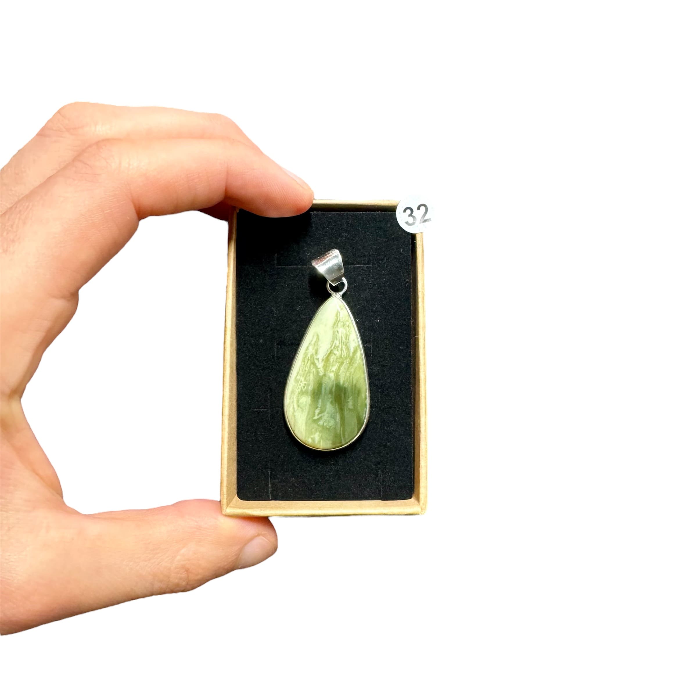 Pendentif en Serpentine – Ancrage et Renouveau