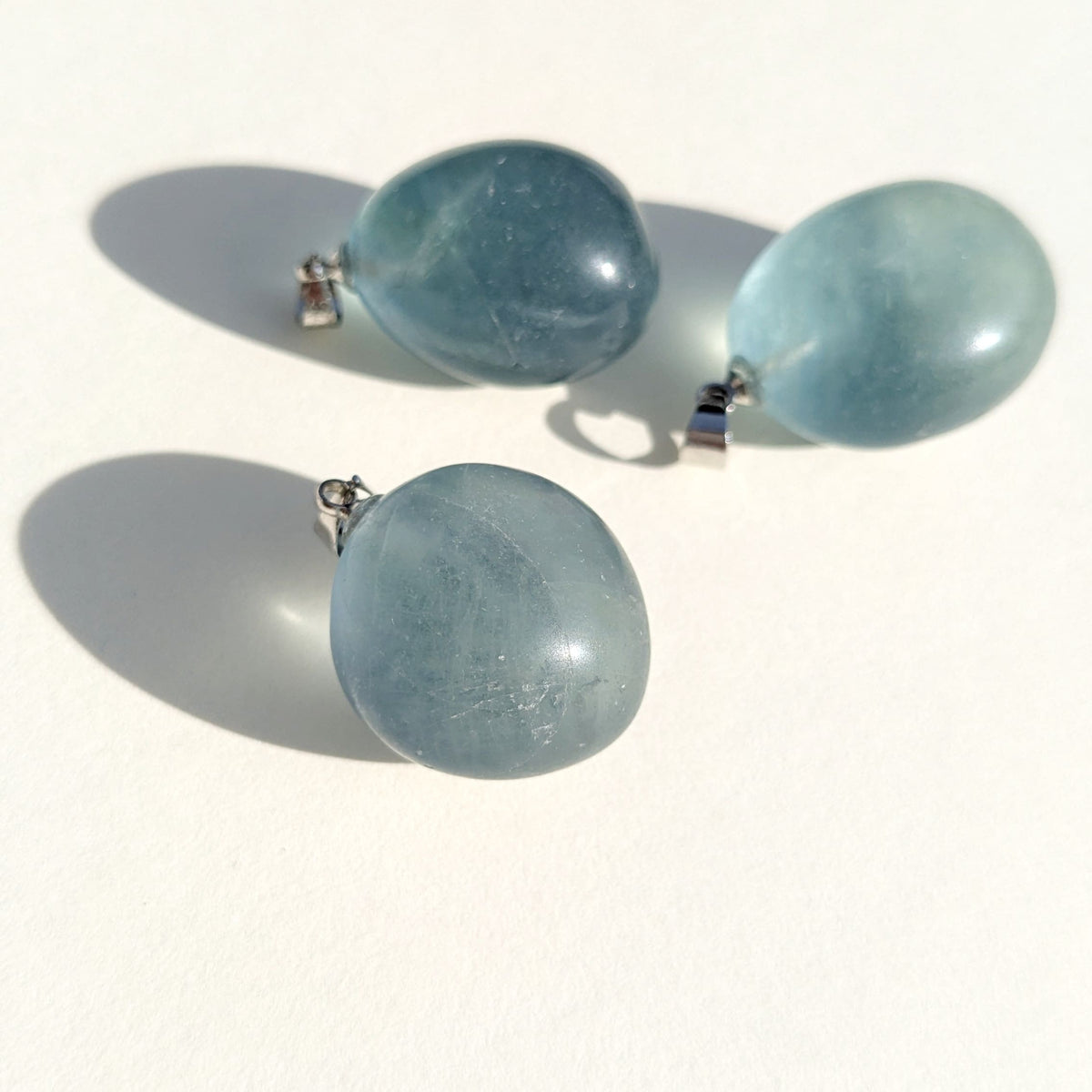 Pendentif en Fluorine Roulée – Clarté et Harmonie Mentale