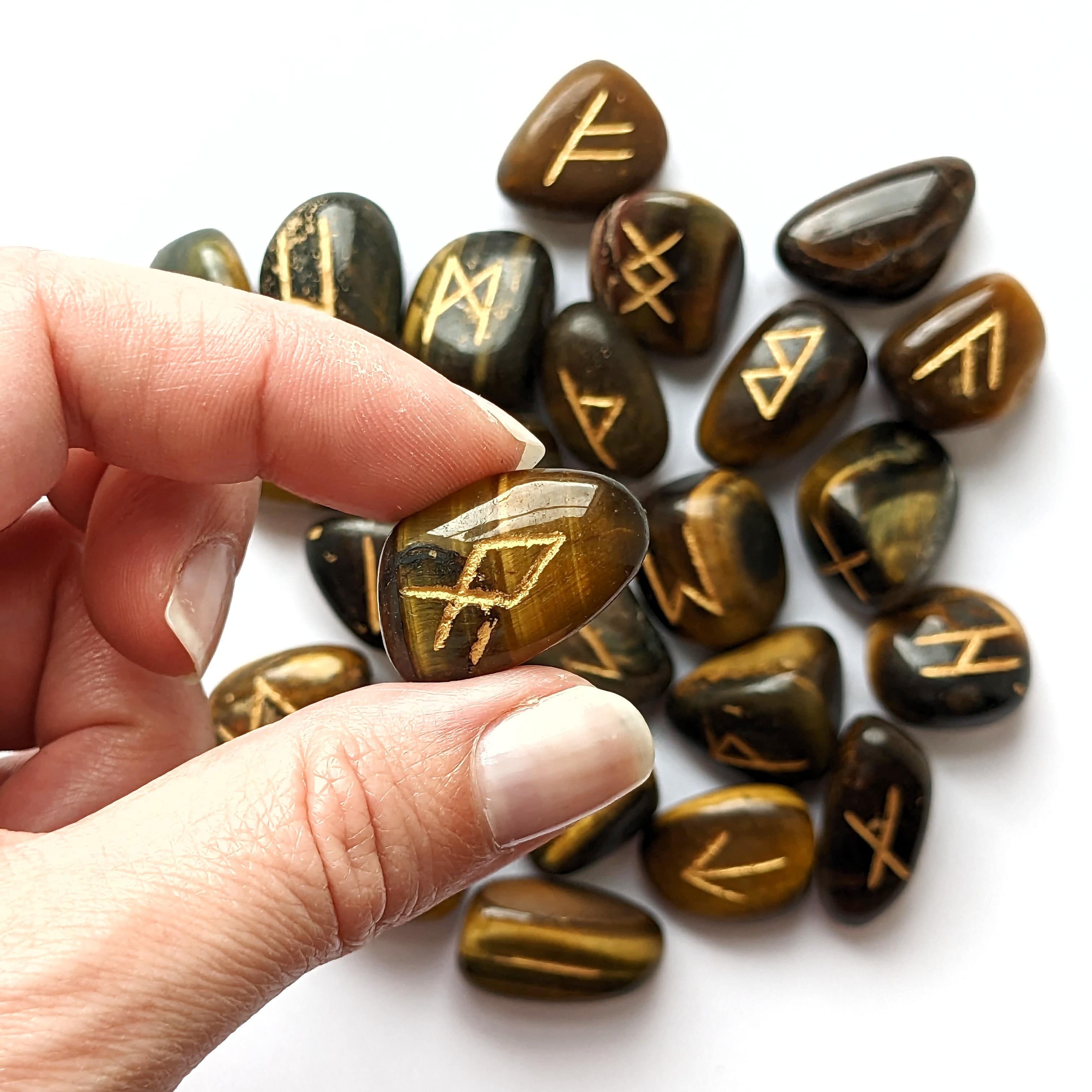 rune en pierre oeil de tigre