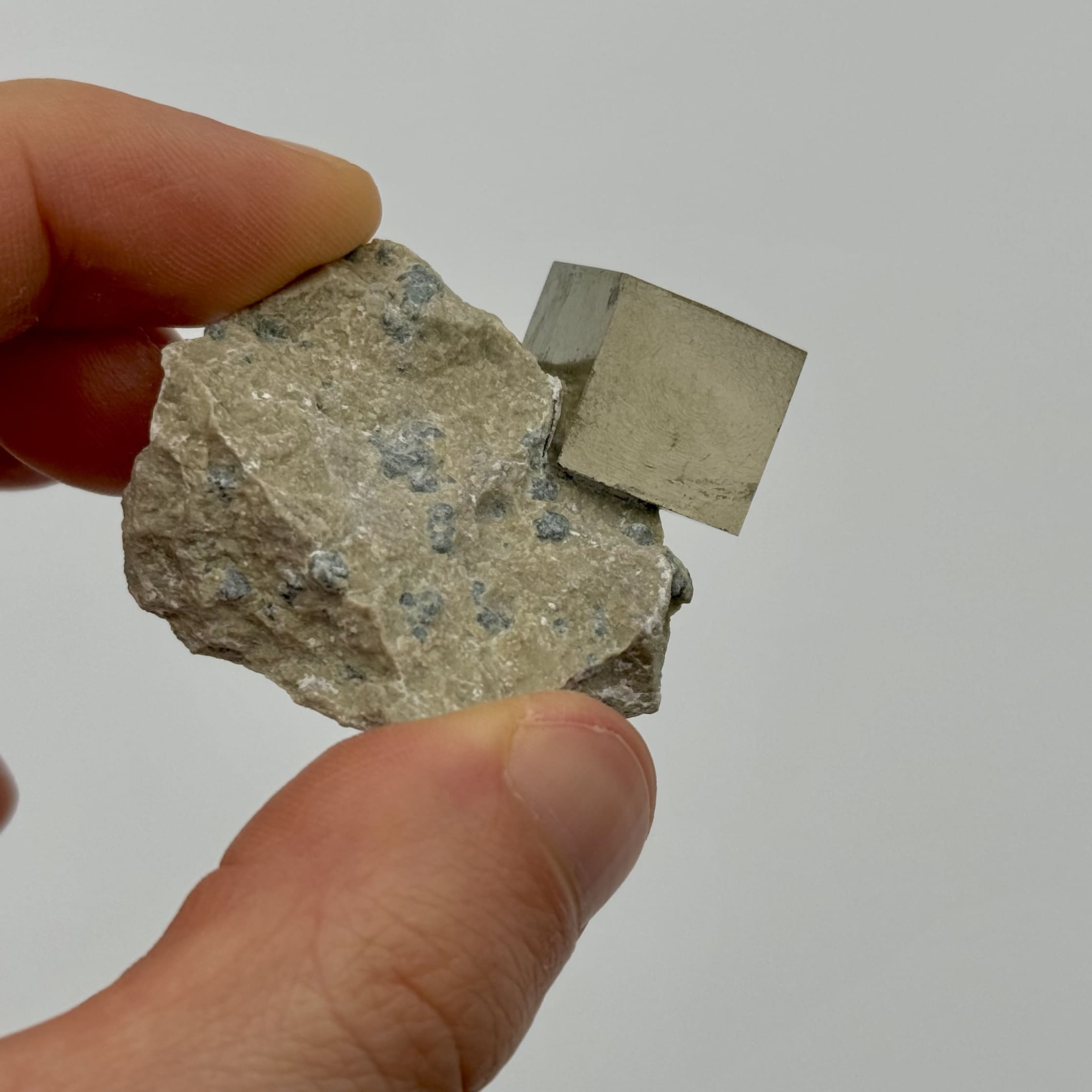 Pyrite Cube sur Matrice – Énergie et Structure Naturelle