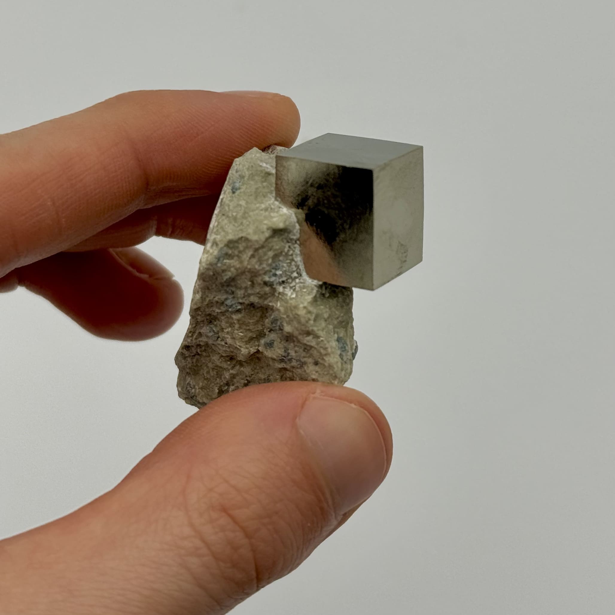 Pyrite Cube sur Matrice – Énergie et Structure Naturelle