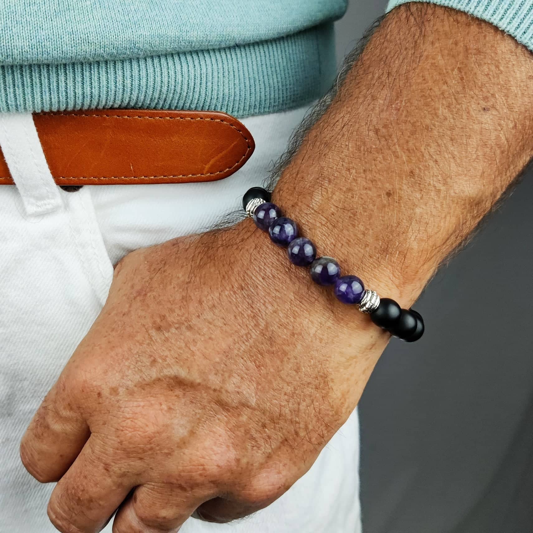 Bracelet améthyste homme porté