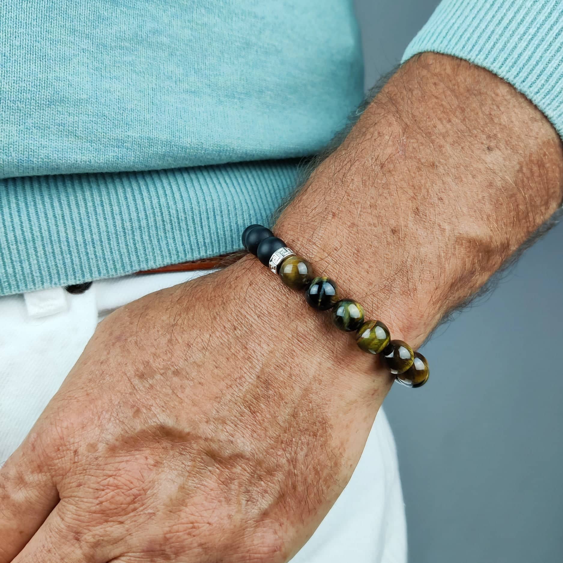 Bracelet oeil de faucon homme porté