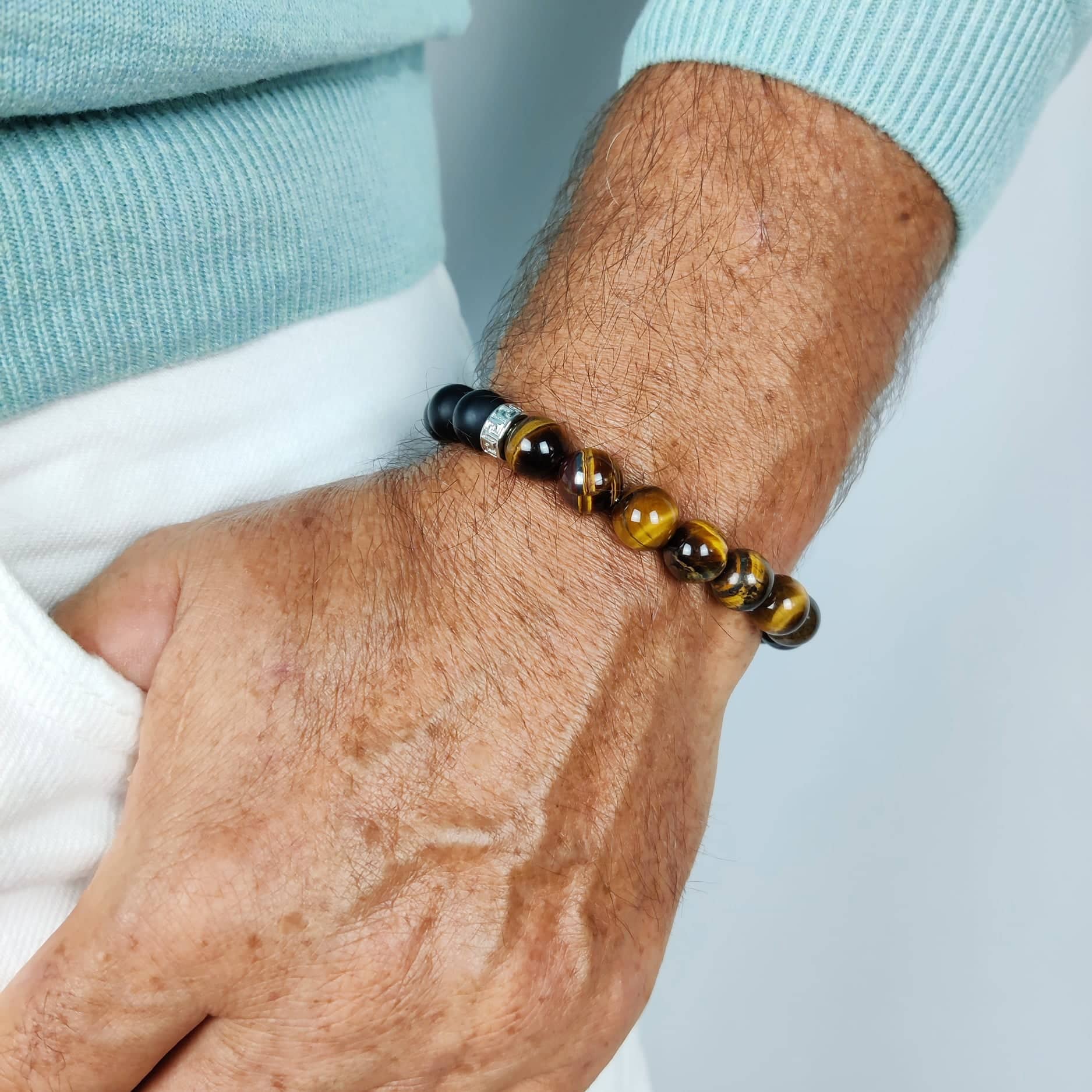 Bracelet oeil de tigre homme porté