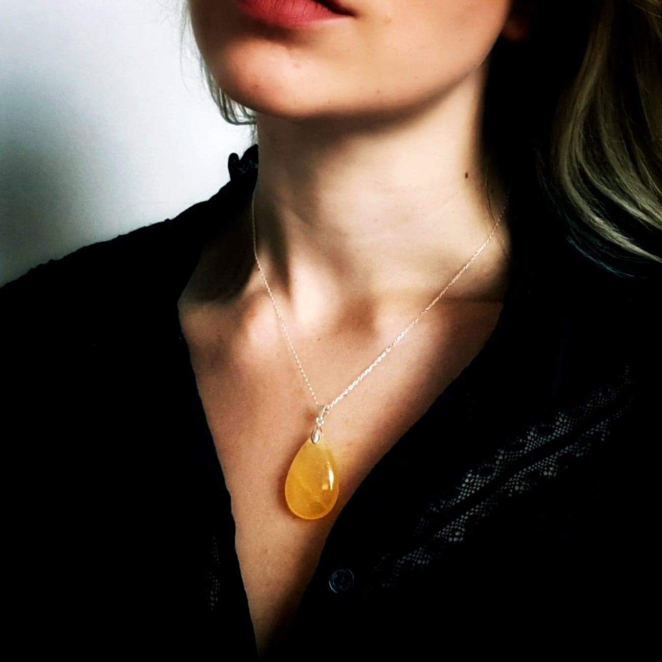 collier argent et pierre calcite